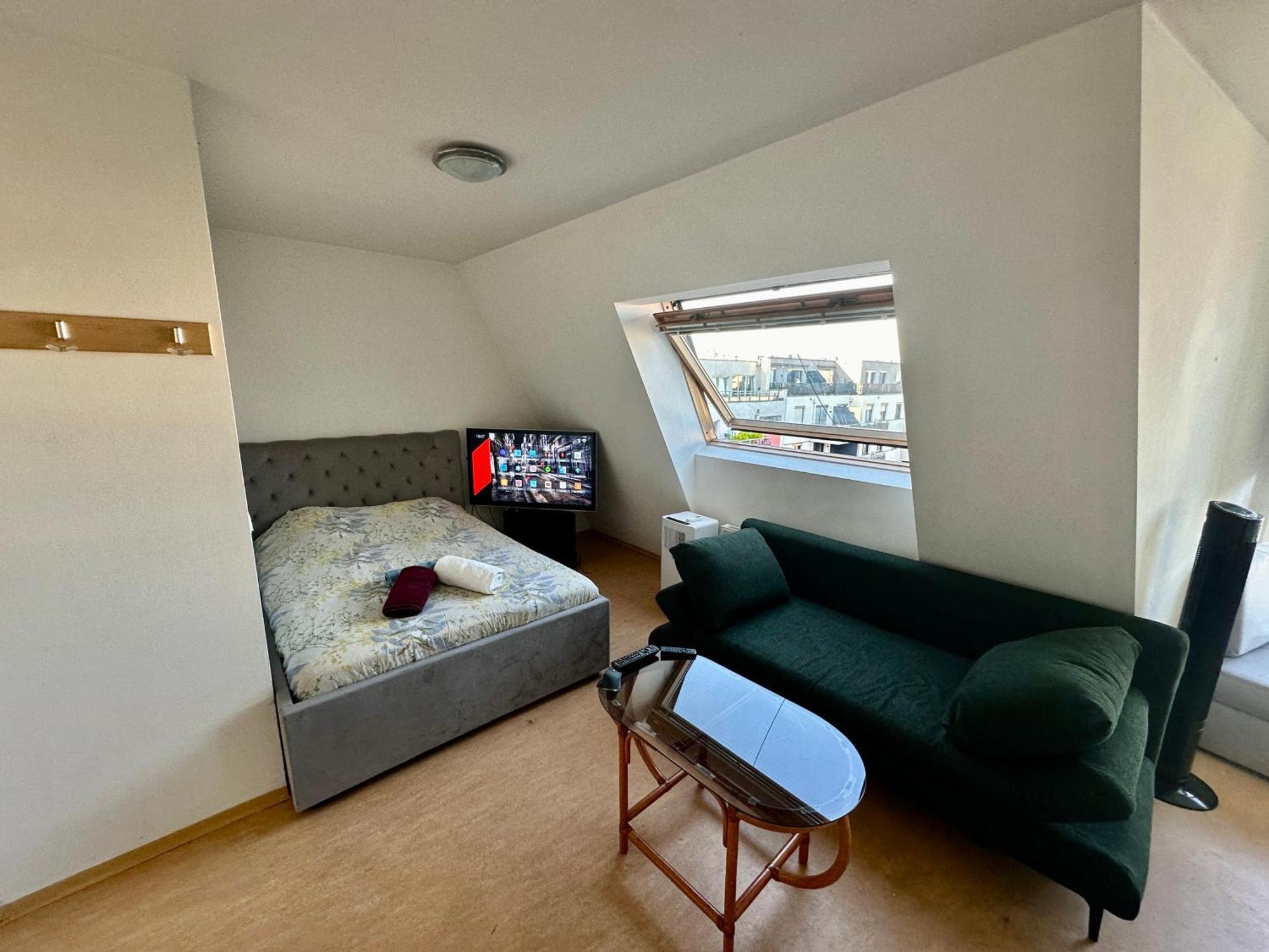 Cozy Bright Penthouse Close To U1 And U6 Metros Vienna Exterior photo